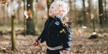 Kleinkind Bub Herbst unsplash