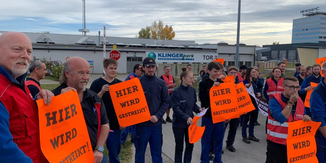 „Zur Warnung“ Metaller blockieren Triesterstraße und bestreiken 300 Betriebe