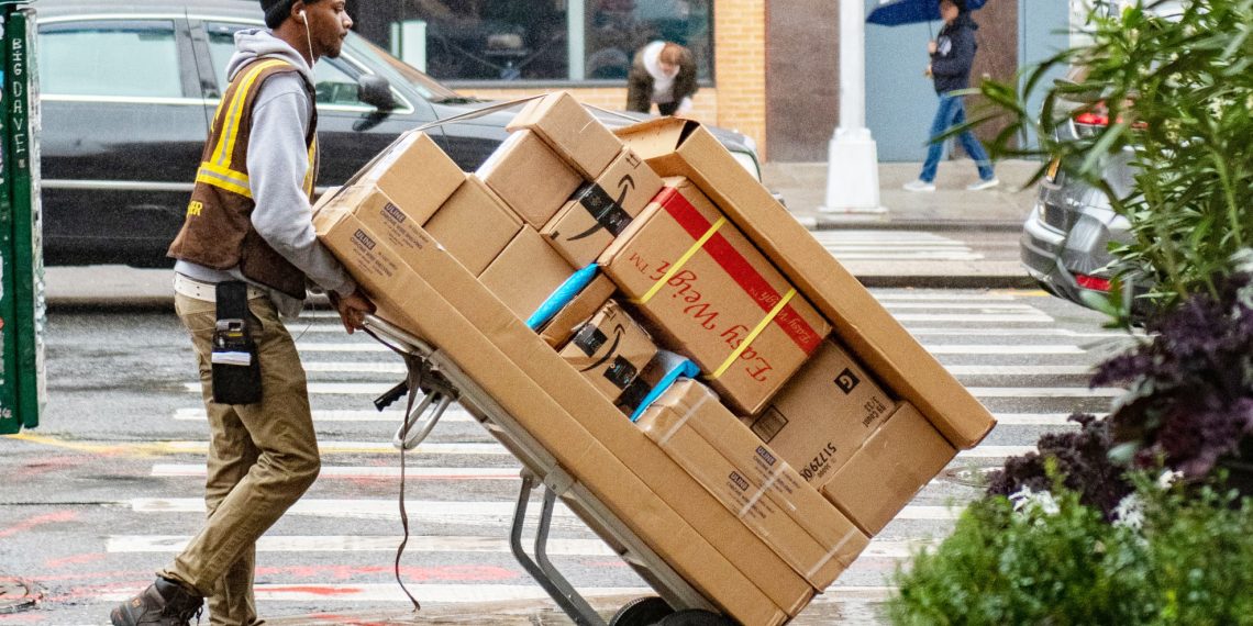 Amazon und Co. vernichten jährlich 1,4 Mio Pakete: Greenpeace fordert Verbot