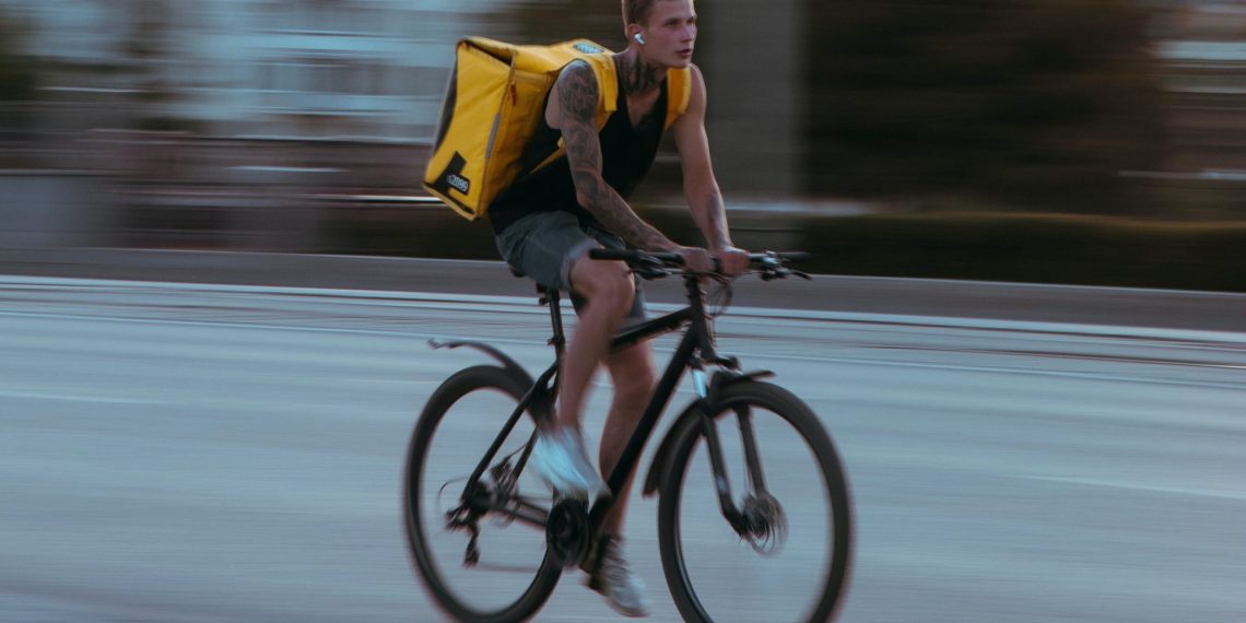 Fahrrad-Bote bei Plattformarbeit - Foto: Mikhail Tyrsyna auf unsplash.com