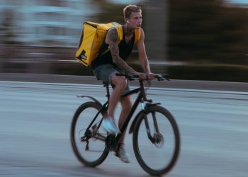 Fahrrad-Bote bei Plattformarbeit - Foto: Mikhail Tyrsyna auf unsplash.com