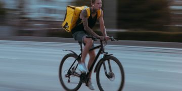 Fahrrad-Bote bei Plattformarbeit - Foto: Mikhail Tyrsyna auf unsplash.com