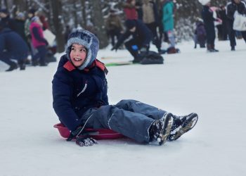 Kind im Schnee-Foto Abbat on unsplash