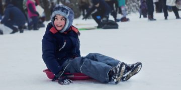 Kind im Schnee-Foto Abbat on unsplash