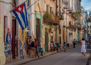 kuba impfstoffe Abdala Soberana; Straße in Kuba mit Menschen, die spazieren gehen