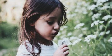 9 von 10 armutsbetroffenen Familien fehlt Geld für Kleidung, Essen und Wohnen