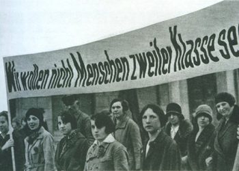 Frauentag, Frauentagsdemonstration 1930 im Wiener Bezirk Floridsdorf, Bild aus: “Der Kuckuck” vom 6. April 1930, S. 15 (VGA)