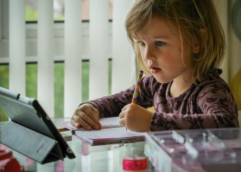 Schreibtisch statt Spielplatz: Wie kann es sein, dass jede/r 6. Volksschüler:in in die Nachhilfe muss?
