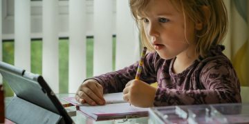 Schreibtisch statt Spielplatz: Wie kann es sein, dass jede/r 6. Volksschüler:in in die Nachhilfe muss?