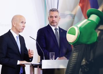 Österreicher:innen zahlten 1 Mrd. Euro zu viel für Sprit – SPÖ plant Ministeranklage gegen Kocher