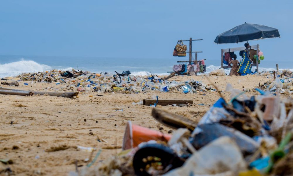 Müllhaufen an der Küste, Müllexport, Foto: Pexels/Lucien Wanda