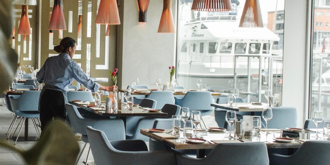 Hotels und Gastro: Löhne steigen, aber Arbeitsbedingungen bleiben unattraktiv