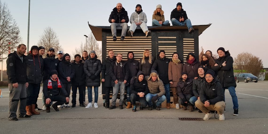 Ein Berliner baut kleine Häuser und schenkt sie obdachlosen Menschen