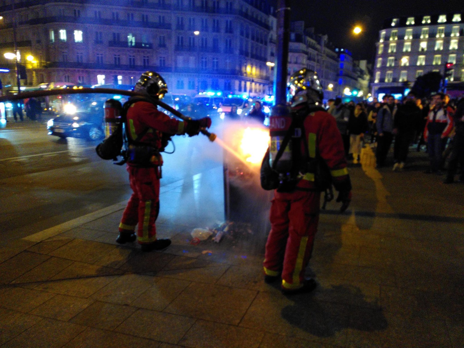Feuerwehrleute löschen brennende Mülltonne Protest Paris, Frankreich 20.3.