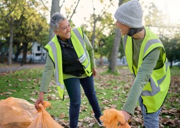 Zwei Frauen sammeln Müll ein. (Foto: Envato)