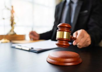 FPÖ-Politiker im Konflikt mit dem Gesetz// Bild: Envato Elements: chartchaik1