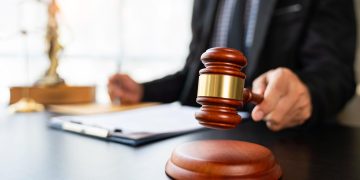 FPÖ-Politiker im Konflikt mit dem Gesetz// Bild: Envato Elements: chartchaik1