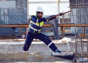 Arbeiter auf der Baustelle/Die Arbeitslosigkeit in Österreich steigt voraussichtlich von 6,4 auf 7 Prozent