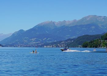 Ostufer Millstätter See mit Aussicht nach Millstätt und in die Nockberge, Kärnten