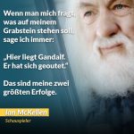 Zitat: Wenn man mich fragt, was auf meinem Grabstein stehen soll, sage ich immer: "Hier liegt Gandalf. Er hat sich geoutet." Das sind meine zwei größten Erfolge. Ian McKellen