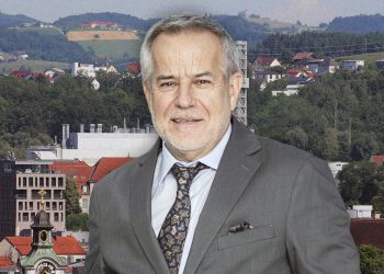 Siegfried Wolf steht vor Werk Steyr
