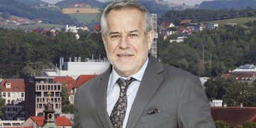 Siegfried Wolf steht vor Werk Steyr