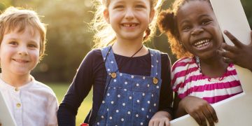 3 Kinder haben eine lustige Zeit zusammen