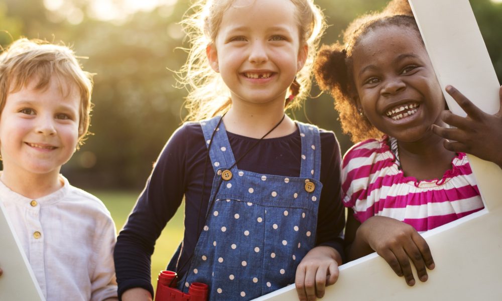 3 Kinder haben eine lustige Zeit zusammen