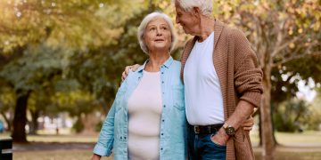 Zwei Pensionisten spazieren im Park