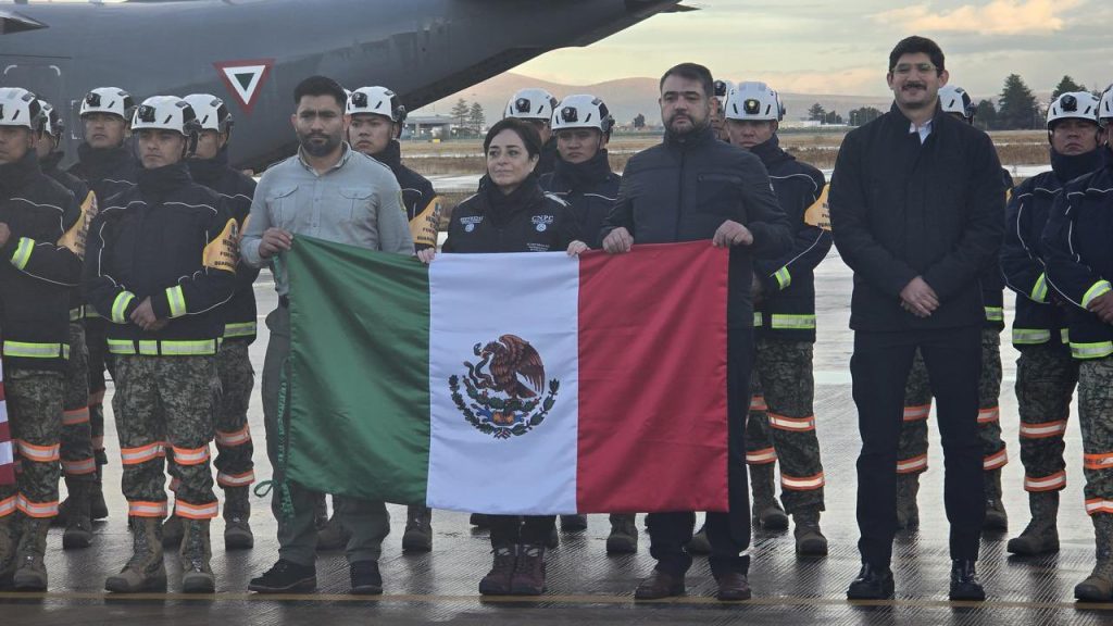 Feuerwehrleute aus Mexiko und Kanada helfen gegen die Brände in Los Angeles