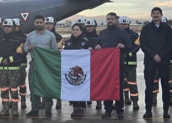 Feuerwehrleute aus Mexiko und Kanada helfen gegen die Brände in Los Angeles