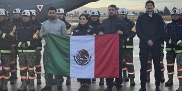 Feuerwehrleute aus Mexiko und Kanada helfen gegen die Brände in Los Angeles
