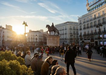 Spanien erhöht Mindestlohn und verkürzt Arbeitszeit// Bild: unsplash/Alex Moliski