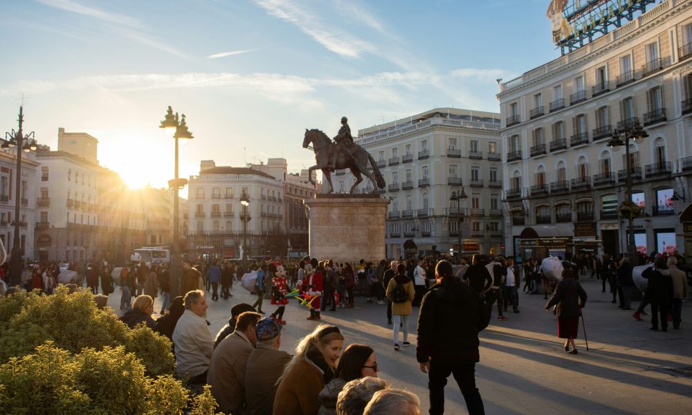 Spanien erhöht Mindestlohn und verkürzt Arbeitszeit// Bild: unsplash/Alex Moliski