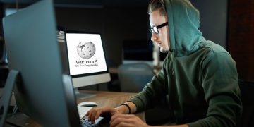 Manipulation auf Wikipedia: Wie Rechtsextreme historische Fakten verändern (Bild: Envato Elements)