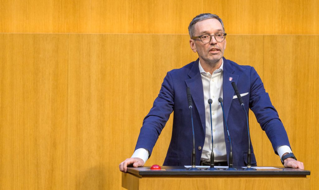 Am Redner:innenpult: Nationalratsabgeordneter Herbert Kickl (FPÖ)