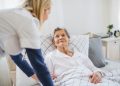 Pflege wird als Schwerarbeit anerkannt (Foto: Unsplash)