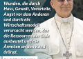 Am 18. Mai 2025 wurde Papst Leo XIV. feierlich in sein Amt eingeführt. Er ist der erste US-Amerikaner auf dem „heiligen Stuhl“ und besitzt aufgrund seiner langjährigen Missionstätigkeit in Peru auch die peruanische Staatsbürgerschaft. In seiner Predigt auf dem Petersplatz in Rom rief er zu mehr Einigkeit auf und kritisierte die negativen Auswirkungen von Kapitalismus, Machtgier und Krieg scharf. Er betonte die Notwendigkeit, sich für die Ärmsten einzusetzen und die Ressourcen der Erde verantwortungsvoll zu nutzen. Leo XIV. sieht sich in der Tradition seines Vorgängers Franziskus, der sich besonders für Menschen am Rande der Gesellschaft engagierte. Zitat: In unserer Zeit erleben wir noch immer zu viel Zwietracht, zu viele Wunden, die durch Hass, Gewalt, Vorurteile, Angst vor dem Anderen und durch ein Wirtschaftsmodell verursacht werden, das die Ressourcen der Erde ausbeutet und die Ärmsten an den Rand drängt. Papst Leo XIV.