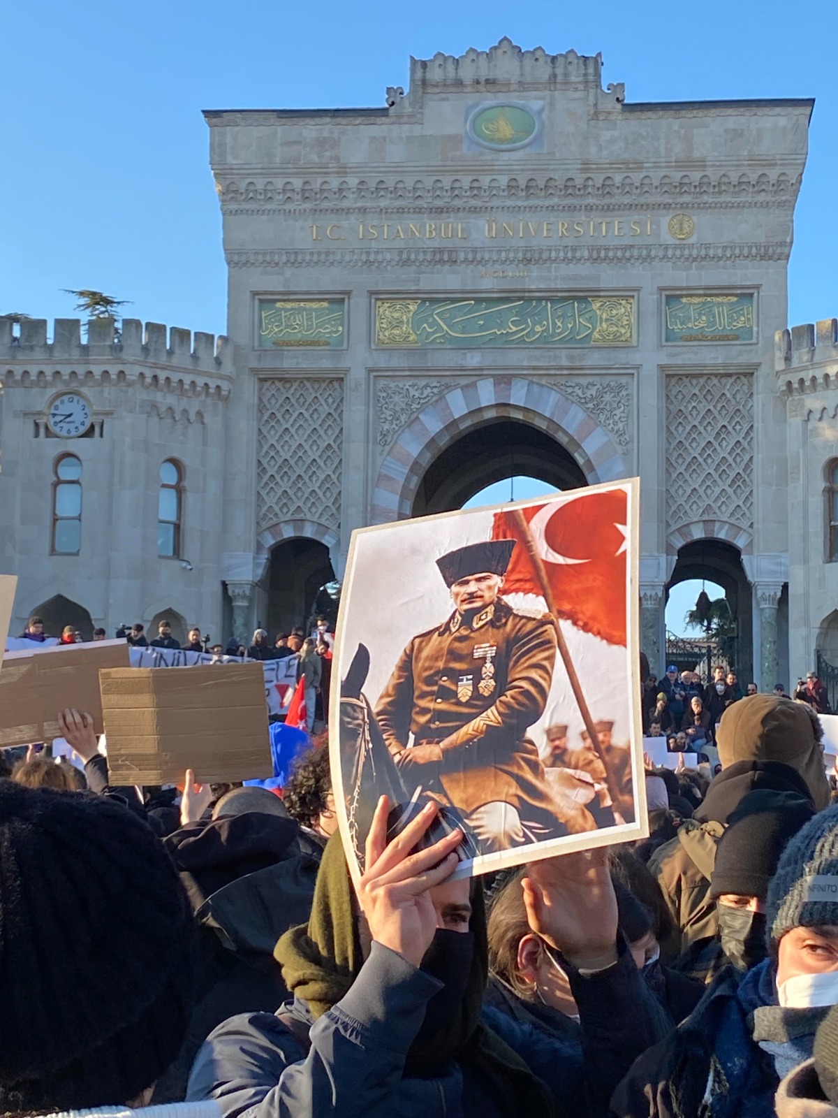 Demonstrierender hält ein Bild von Mustafa Kemal Atatürk (Foto: Sabine Küper-Büsch)