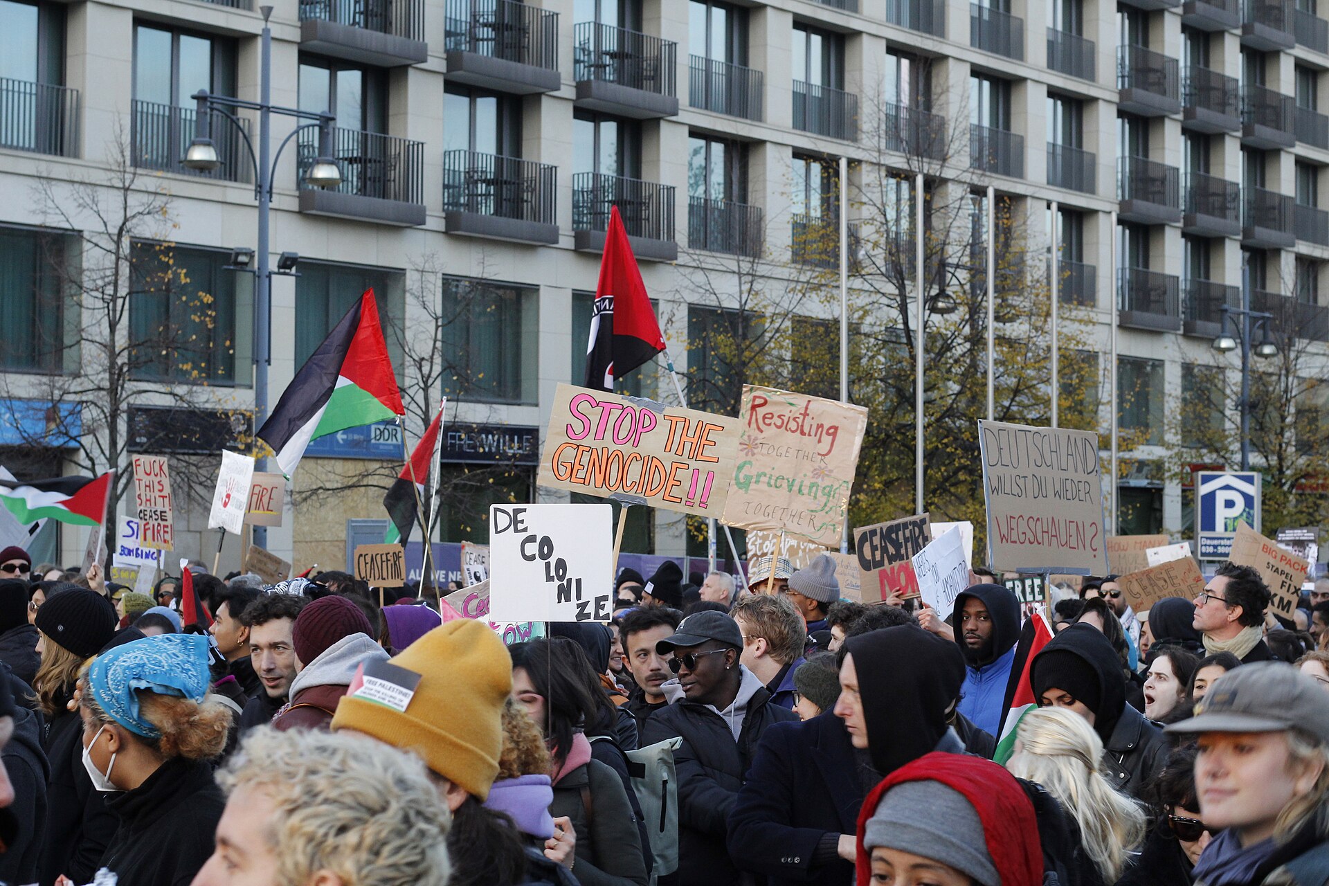 Pro-palästinensische Demonstration in Berlin, Schilder mit Stop the Genocide