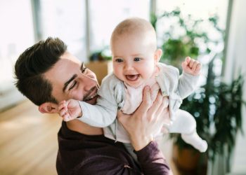 Väterkarenz (Bild: Unsplash+)