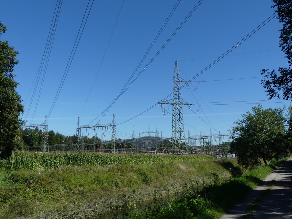Umspannwerk Meinungen, Netzgebühr Österreich, auch PV-Anlagen speisen ein; Quelle: Reinhard Müller, Wikicommons CC BY-SA 4.0,