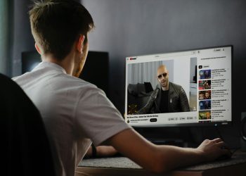 Bildquelle: Unsplash / Screenshot aus dem YouTube-Video „Andrew Tate Tells His Life Story“ - „Anything Goes With James English“ (CC BY 3.0)