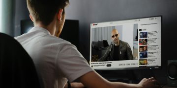 Bildquelle: Unsplash / Screenshot aus dem YouTube-Video „Andrew Tate Tells His Life Story“ - „Anything Goes With James English“ (CC BY 3.0)