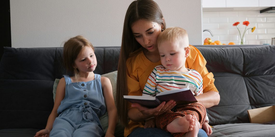 Familie auf Couch in Wohnung (Foto: Andrej Lisakov/Unsplash)