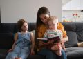 Familie auf Couch in Wohnung (Foto: Andrej Lisakov/Unsplash)