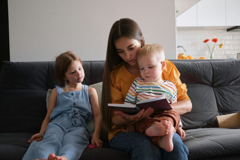 Familie auf Couch in Wohnung (Foto: Andrej Lisakov/Unsplash)