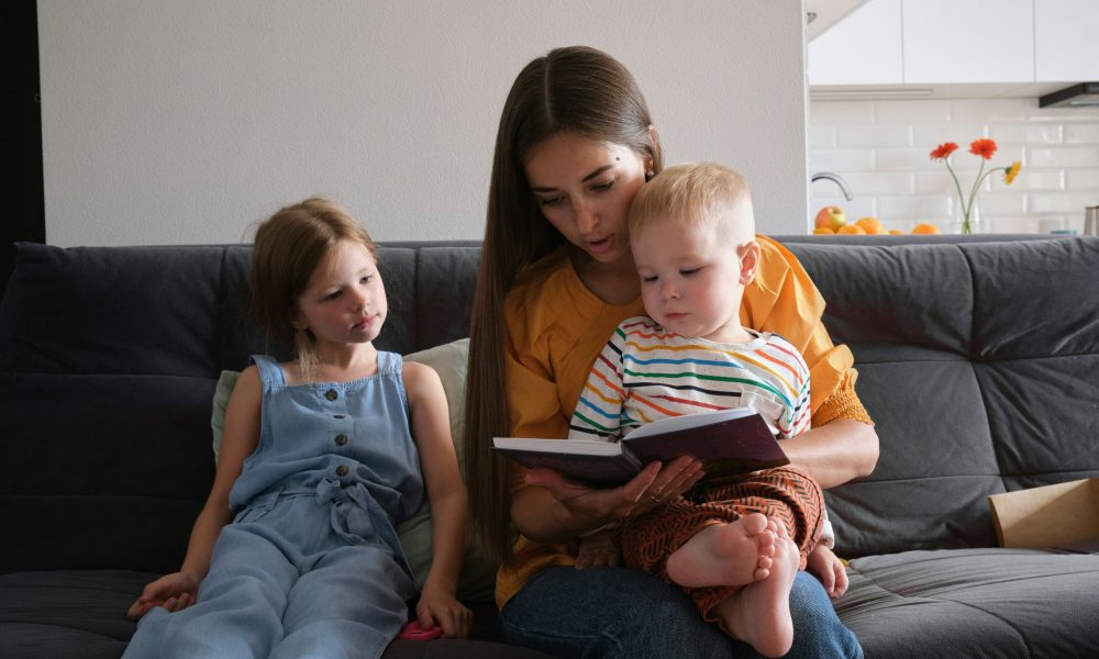 Familie auf Couch in Wohnung (Foto: Andrej Lisakov/Unsplash)