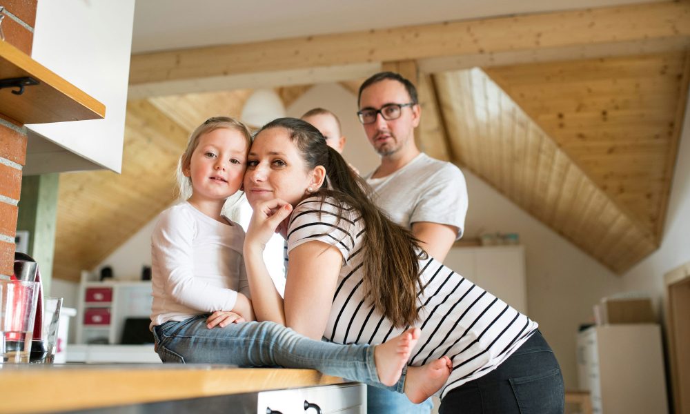 Familie in Wohnung (Foto: Unsplash+)
