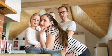 Familie in Wohnung (Foto: Unsplash+)
